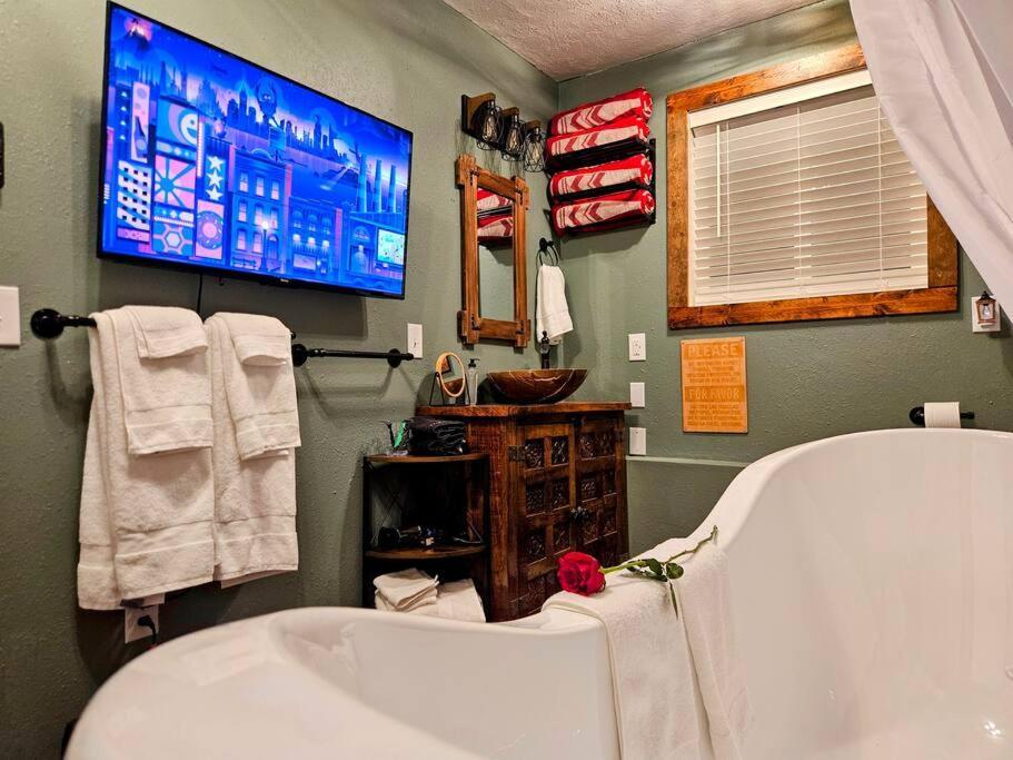 Private Cabin- Breakfast - Double Tub - 75In Tv - Sup - Washer Dryer - Bbq West Point Kültér fotó